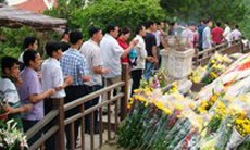 Hàng ngàn người đổ về viếng Đại tướng trong mưa dịp kỷ niệm 22/12