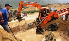 Đã trục vớt được gỗ sưa tiền tỉ mắc trong hốc đá