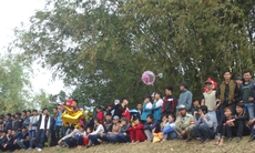 “Choảng” nhau bằng cà chua để cầu may