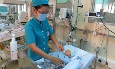 Bộ trưởng Y tế gửi thư khen các bác sĩ cứu bé sơ sinh văng khỏi bụng mẹ