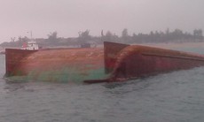 Sóng to đánh chìm sà lan, một người mất tích