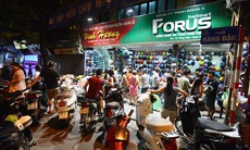 Dân Hà Nội đổ xô mua mũ bảo hiểm chuẩn trước giờ G