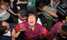 Thân nhân hành khách MH370 làm loạn họp báo ở Malaysia