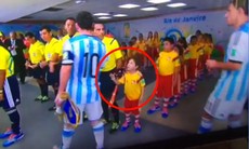 Messi từ chối bắt tay một cổ động viên nhí