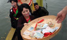Cần hiểu đúng việc người quan họ ngả nón nhận tiền