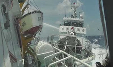 Tàu Trung Quốc tháo bạt che vũ khí, đe dọa tàu cá ngư dân