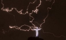 Sét đánh vỡ tay tượng Chúa Giêsu khổng lồ ở Brazil
