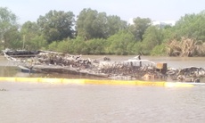 Vụ cháy tàu cánh ngầm: Ngăn khoảng 2.000 lít dầu loang ra sông