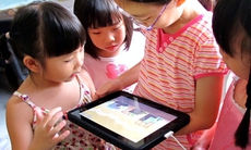 Trẻ dùng điện thoại thông minh có... thông minh?