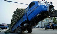Xử lý “xã hội đen” thao túng, bảo kê hoạt động của xe quá tải, quá khổ