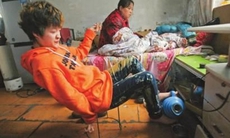 Xúc động cô gái chăm sóc mẹ mù lòa bằng đôi chân suốt 6 năm qua
