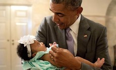Hình ảnh Tổng thống Obama thân thiện chơi đùa với trẻ em
