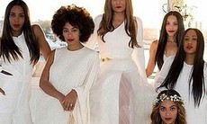 61 tuổi, mẹ ruột của Beyonce Knowles vẫn tự tin với tiệc cưới tuyền màu trắng