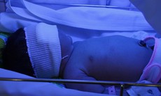Bé sơ sinh còn nguyên dây rốn bị bỏ rơi bên lề đường