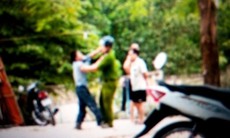 Côn đồ dùng dao, búa tấn công công an đang lập biên bản