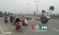 Đứt dây chằng hàng, cuộn thép nặng hàng tấn rơi xuống lòng đường