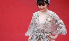 Phạm Băng Băng mang váy hoa lông vũ tới Cannes