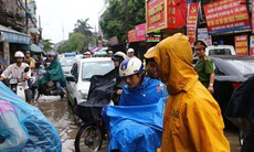 Sau trận mưa kéo dài, Hà Nội có nơi ngập 1m