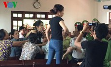 Xử vụ “quan tài diễu phố”: Gia đình bị hại "đại náo" phòng xử án