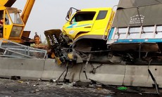 Trèo lên dải phân cách, xe tải rụng nhiều bánh