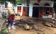 Ao cá vỡ, hàng trăm xe máy bị cuốn ra đường