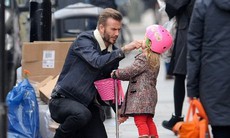 Mềm tim ngắm Beckham chăm con gái