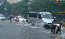 Đường phố Hà Nội lại ngập nặng sau trận mưa lớn