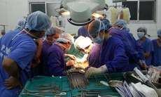 Bác sĩ bảo lãnh tiền thay động mạch cho bệnh nhân nghèo