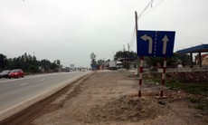 Phá dải phân cách, dùng mâm làm biển báo giao thông