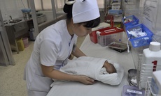 Cha mẹ bỏ rơi con ở bệnh viện vì…khó nuôi