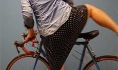Tuyệt chiêu giúp phụ nữ mặc váy đạp xe không "lộ hàng"