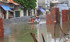 Bi hài cảnh người Hà Nội bơi thuyền trên phố ngày ngập lụt