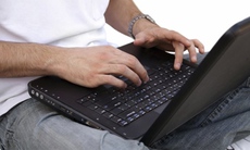 3 thói quen cực nguy hiểm khi sử dụng laptop