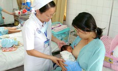 Không nên cho trẻ dưới 6 tháng tuổi uống nước