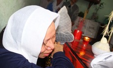 Tai nạn thảm khốc giữa Hà Nội: Hai anh em gục khóc bên quan tài bố mẹ