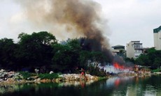 Cháy hàng chục nhà tạm tại hồ Linh Quang