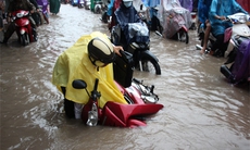 Hà Nội ngập, tắc nghiêm trọng trong cơn mưa lớn