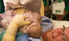 Bà mẹ 41 tuổi tự đưa tay vào ổ bụng để đón con chào đời