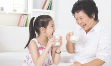Người 50 tuổi nên uống sữa mỗi ngày