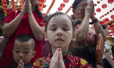Người dân châu Á náo nức đi chùa đầu năm để cầu may