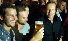 Thủ tướng Australia uống cạn cốc bia trong 7 giây