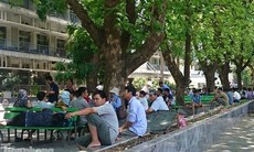 Người nhà bệnh nhân vật vã với cái nóng thiêu đốt