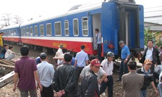 Hàng chục người nỗ lực "cứu" tàu hỏa trật bánh