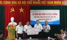 Báo SK&ĐS trao tặng học bổng cho con em cán bộ y tế Hà Giang