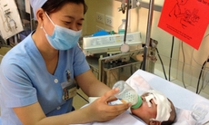Bé sơ sinh bị đâm vào đầu hồi phục nhanh