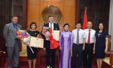 Trao Kỷ niệm chương Vì sức khỏe nhân dân cho Tùy viên Y tế Hoa Kỳ