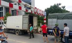 Hà Nội: Nhấc bổng xe tải "mắc kẹt" tại cầu vượt Láng Hạ