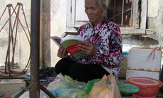Bà bán chuối nhận bằng cử nhân Luật ở tuổi 55
