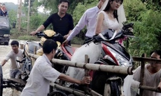 Những bức ảnh cô dâu, chú rể vượt qua nước lũ hút dân mạng