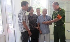 Lạc giữa Thủ đô, cụ ông 95 tuổi được các chiến sỹ Công an tìm lại gia đình